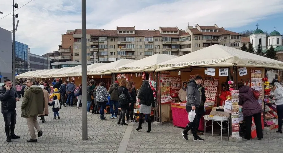 Foto Târg de mărțișor la Râmnicu Vâlcea. Zeci de tarabe în tot orașul