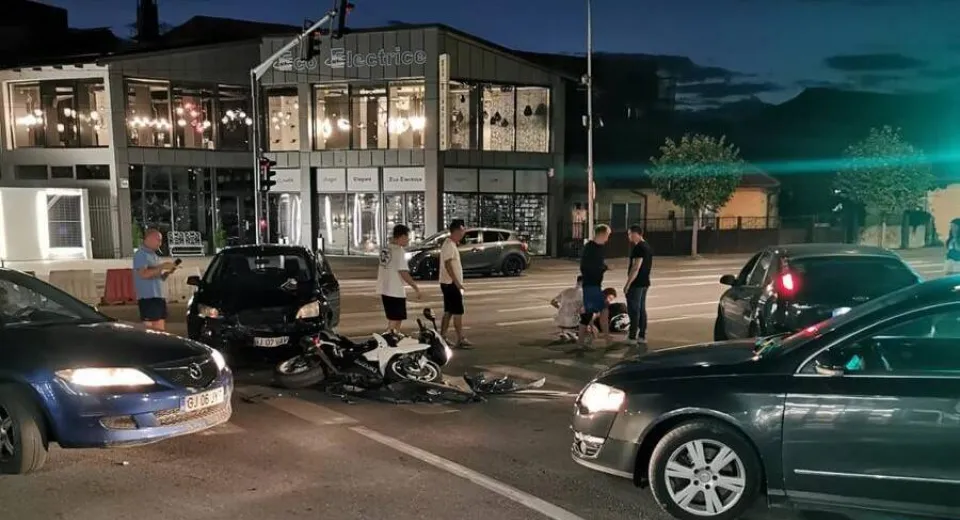 Foto Impact între o motocicletă și o mașină la Târgu Jiu 