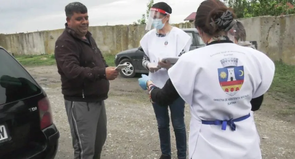 Foto Tichete pentru persoanele nevoiașe, împărțite de Primăria Slatina