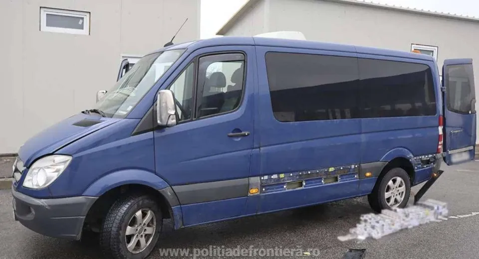 Foto Țigarete descoperite în pragurile unui microbuz, la Frontiera Calafat 