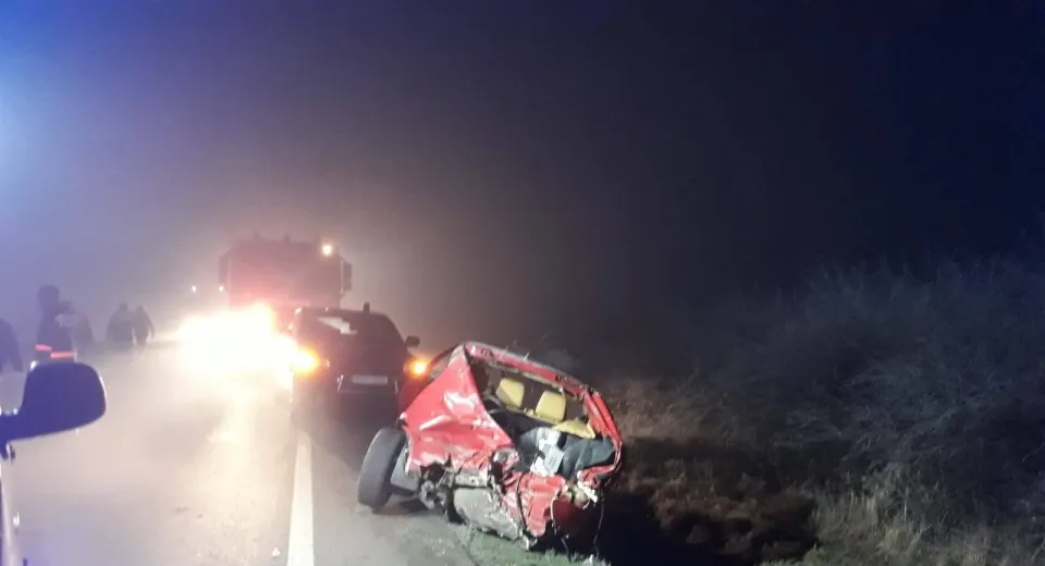Foto Impact între două mașini și un TIR. Cinci persoane, la spital 