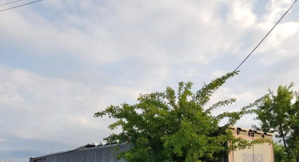 Foto Un TIR a intrat într-o casă din localitatea Tâmna
