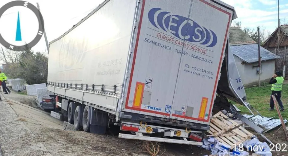 Foto Mehedinți: TIR răsturnat la Cujmir