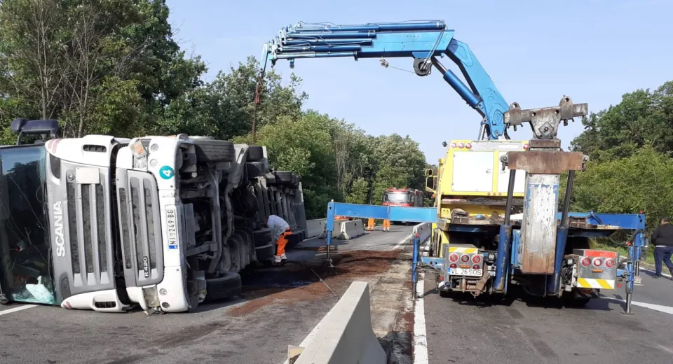 Foto TIR răsturnat între localitățile Balș și Găneasa