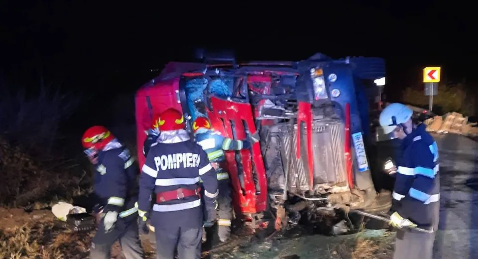 Foto Șofer grec, mort după ce s-a răsturnat cu TIR-ul pe un drum național în Dolj
