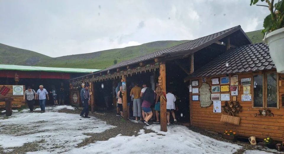 Foto GORJ: Grindină pe Transalpina