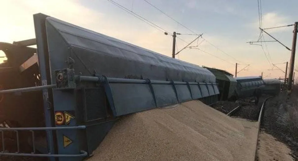 Foto Trafic feroviar blocat în Olt. 15 vagoane au deraiat