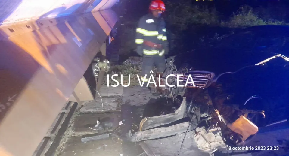 Foto Mașină lovită de un tren care transporta propilenă, în județul Vâlcea
