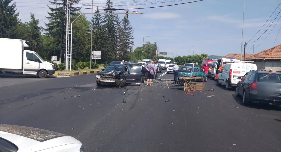 Foto Impact între trei mașini la Râmnicu Vâlcea. Un copil a fost rănit 