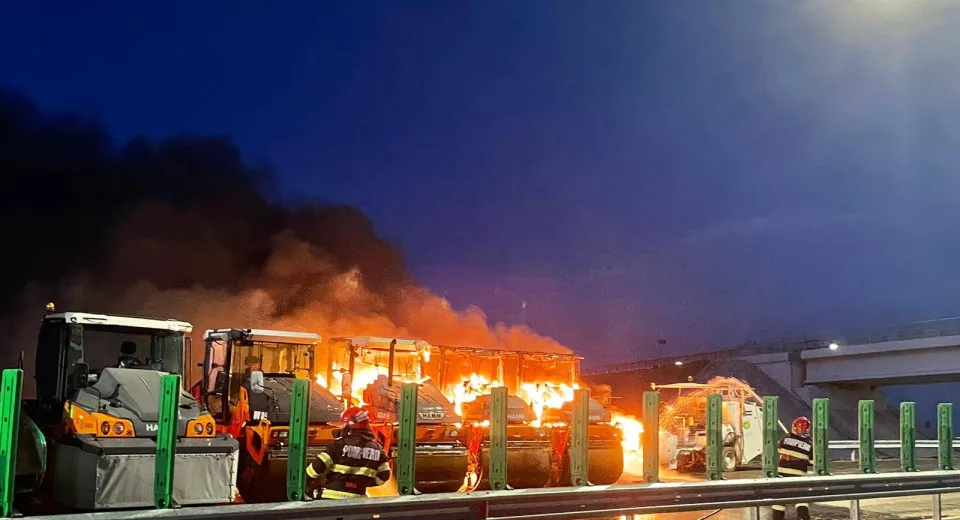 Foto  Incendiu izbucnit la patru utilaje care lucrau la drumul expres Craiova-Pitești
