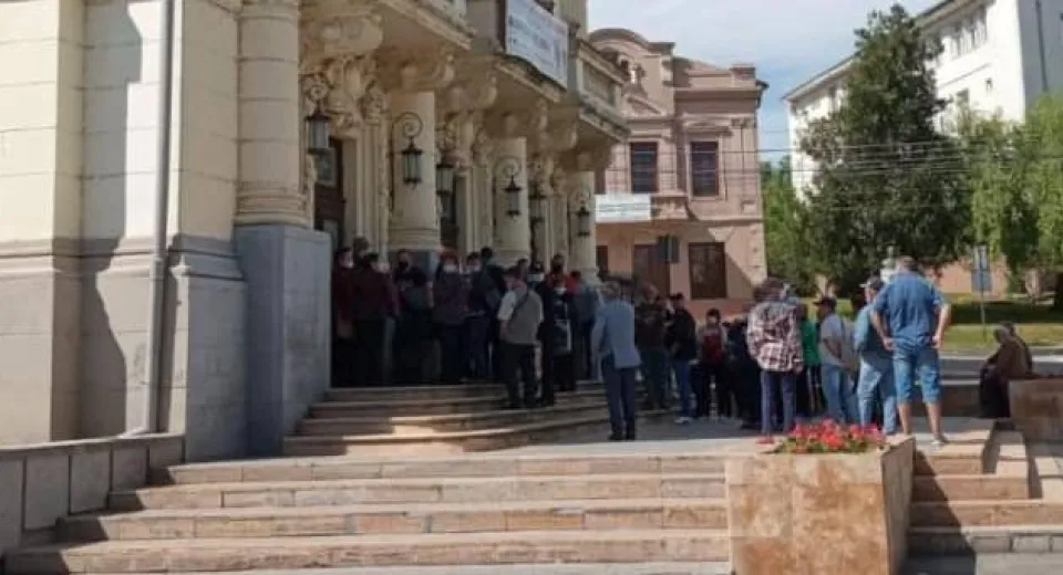 Foto Peste 1.200 de persaone, vaccinate la Maratonul desfășurat la Teatrul Național din Caracal