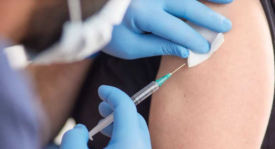 Foto Medic de familie din Dolj, trimis în judecată pentru „vaccinare la chiuvetă”. Peste 900 de persoane „imunizate”