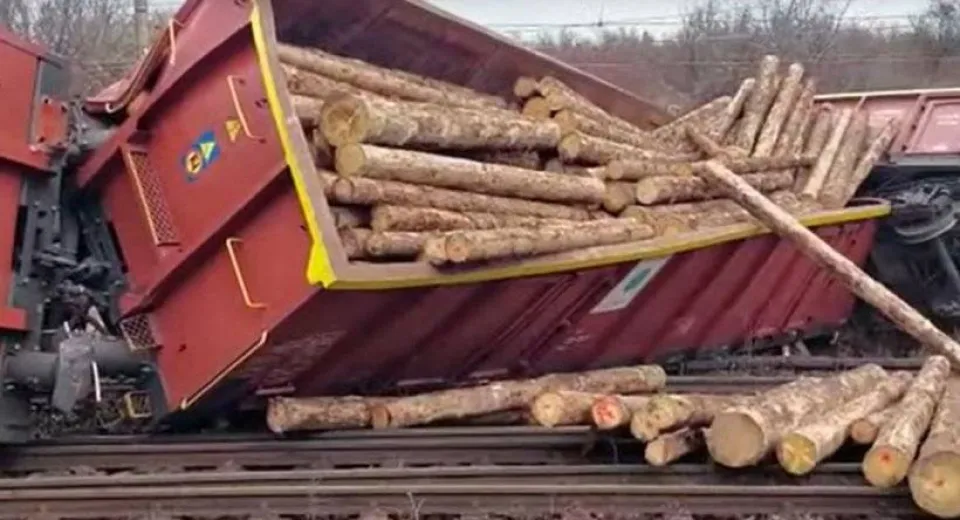 Foto Tren încărcat cu lemne, deraiat la Balota 