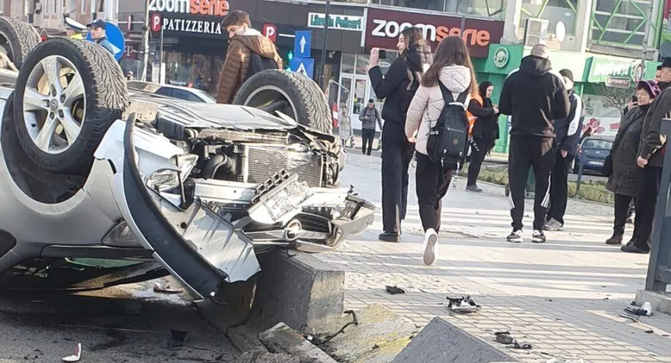Foto Accident în județul Vâlcea. Cinci persoane, între care un copil, rănite