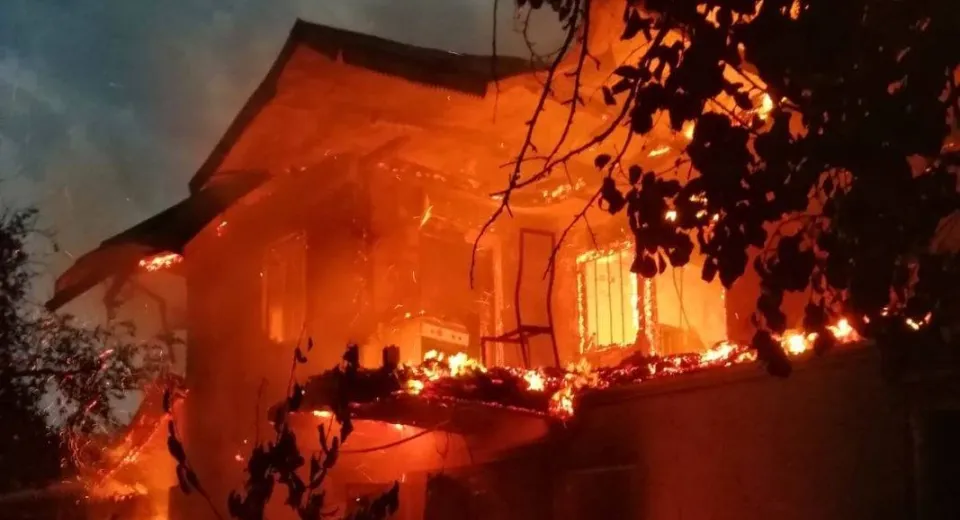 Foto Locuință din Vâlcea, mistuită de flăcări din cauza unui fulger