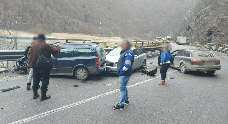 Foto Accident cu trei mașini implicate, în apropiere de Călimănești  