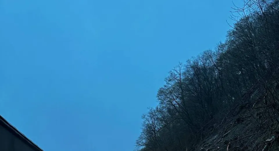 Foto Căderi de piatră pe Valea Oltului. Traficul este îngreunat