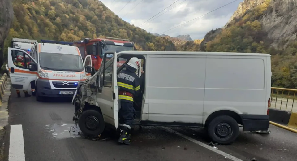 Foto Coliziune între două TIR-uri și un microbuz, pe Valea Oltului. Trafic blocat