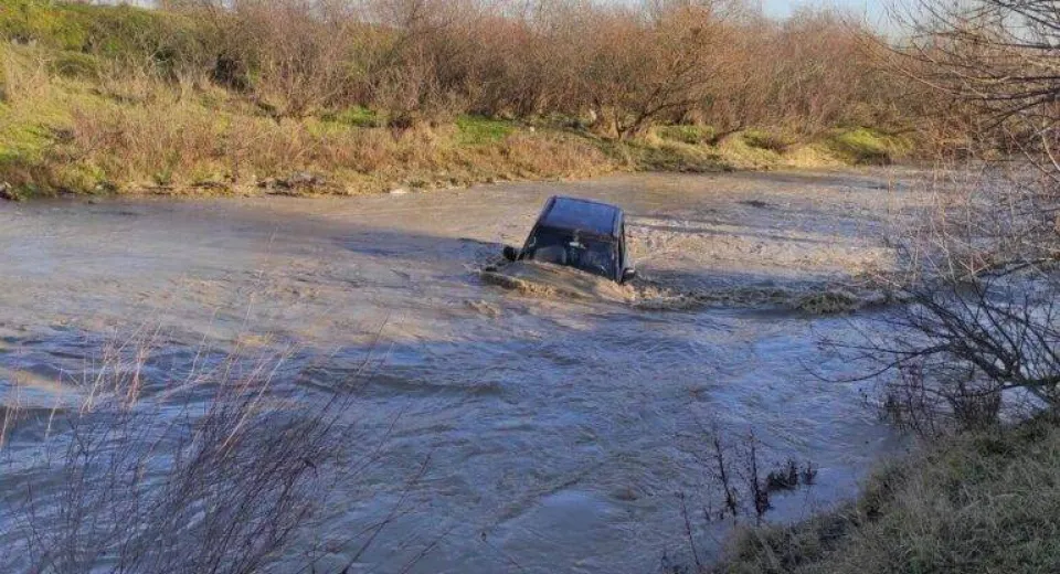 Foto Bărbat din Drăgășani, aflat într-o mașină, luat de viitură  