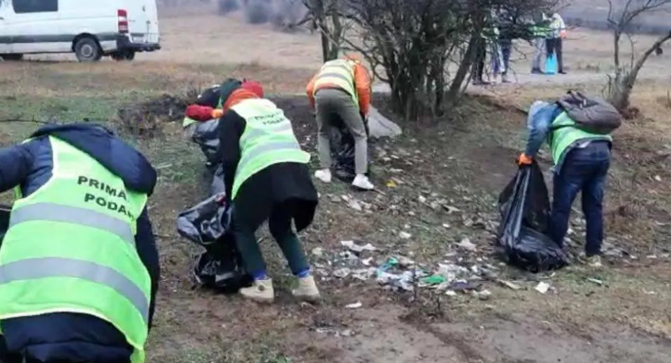 Foto Zeci de voluntari străini au făcut curățenie în Podari
