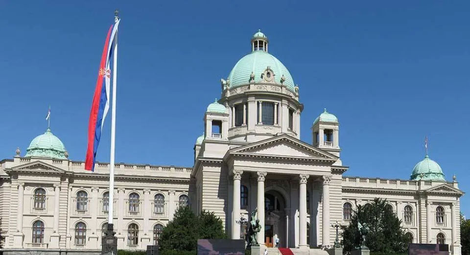 Foto Sute de persoane au încercat să ia cu asalt clădirea Parlamentului din Belgrad