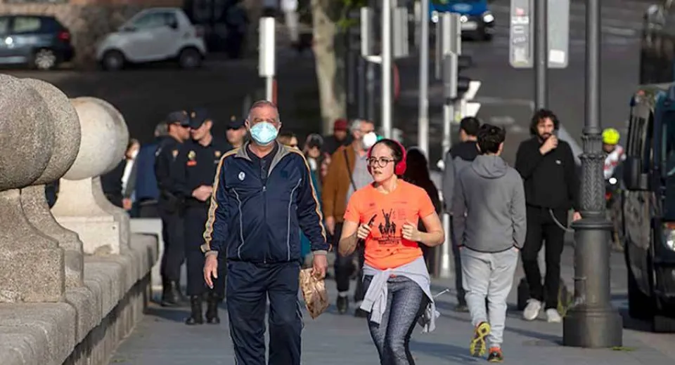 Foto După 7 săptămâni de izolare strictă, spaniolii pot în sfârşit să iasă în aer liber