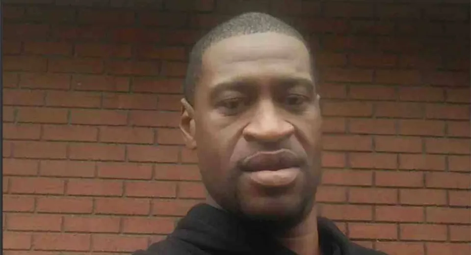 Foto Poliţistul care l-a imobilizat pe suspectul decedat în SUA, inculpat pentru crimă