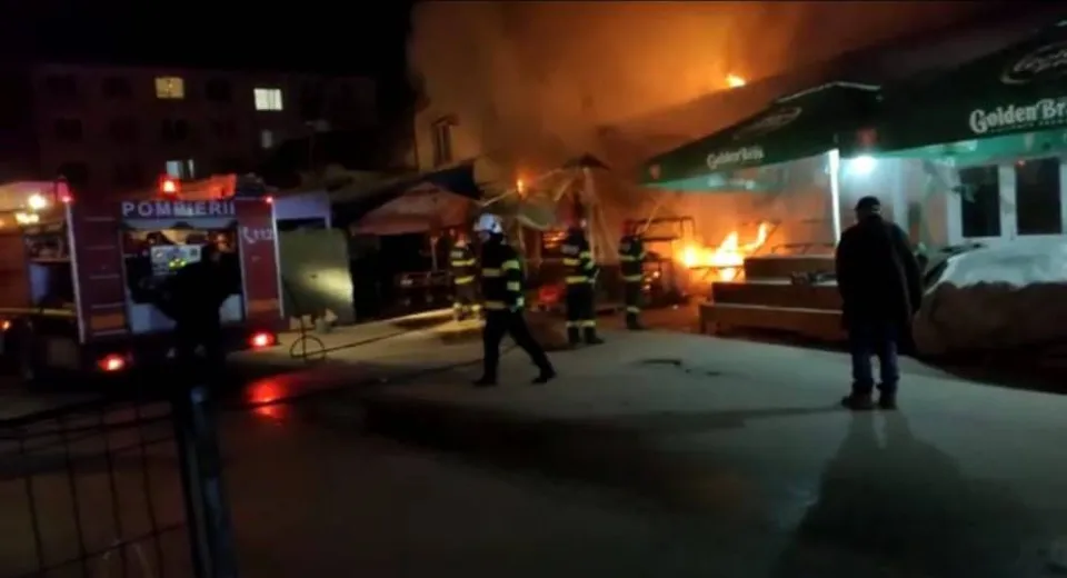Foto Incendiu la două depozite, într-o piața din Slatina 