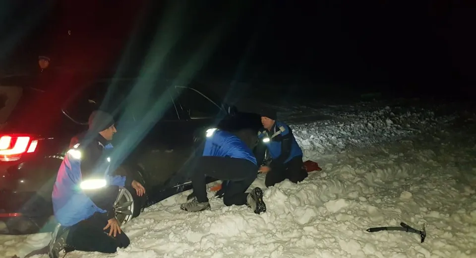 Foto Mașină rămasă blocată în zăpadă. Au intervenit jandarmii