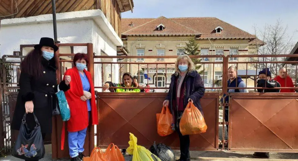 Foto „Iubirea de aproapele meu” – la poarta Centrului de Îngrijire și Asistenţă Zătreni
